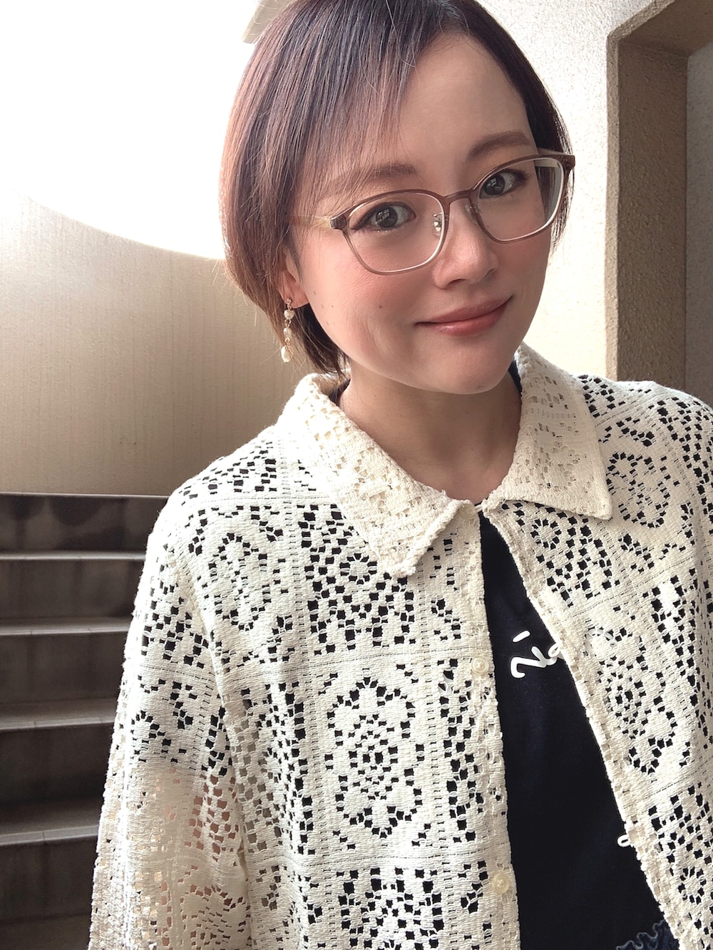 ブラック系のTシャツ/カットソー、ホワイト系のシャツ/ブラウス、ブルー系のデニムスカートを着用したレディースの春コーディネートの2枚目の写真