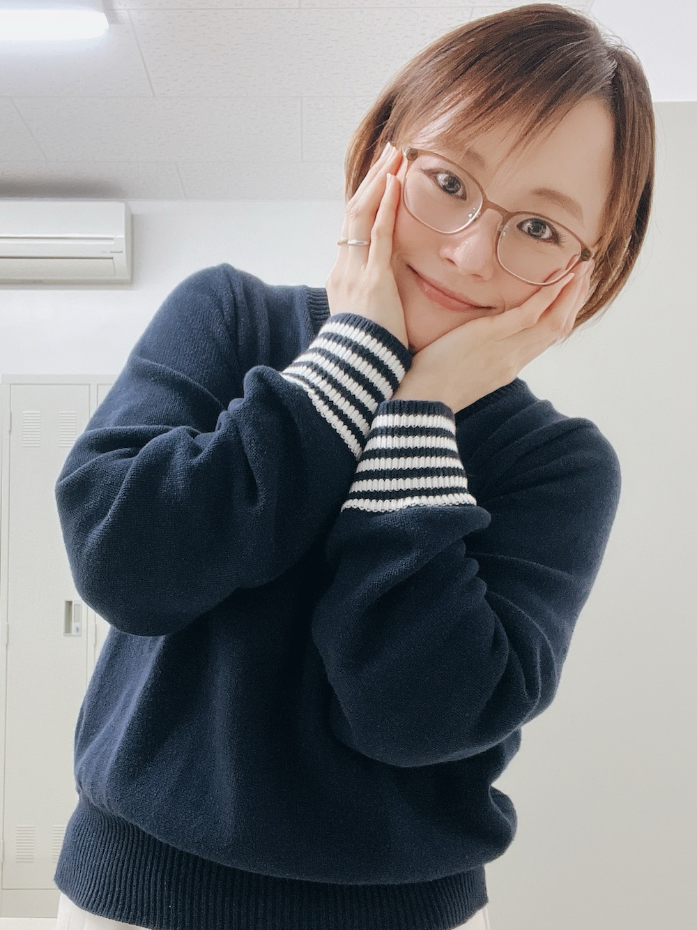 「シンプルコーデ、きれいめカジュアル、パンツ、ニット、低身長、アラフィフ、メガネ女子、おしゃれさんと繋がりたい」|「Leeのワンポイントロゴ刺繍 コットンニット(ニット/セーター、ブルー系)」を使った、akocoa♩¨̮·͜· ︎︎ ︎︎さん(レディース・153cm)の夏コーディネートの2枚目の写真