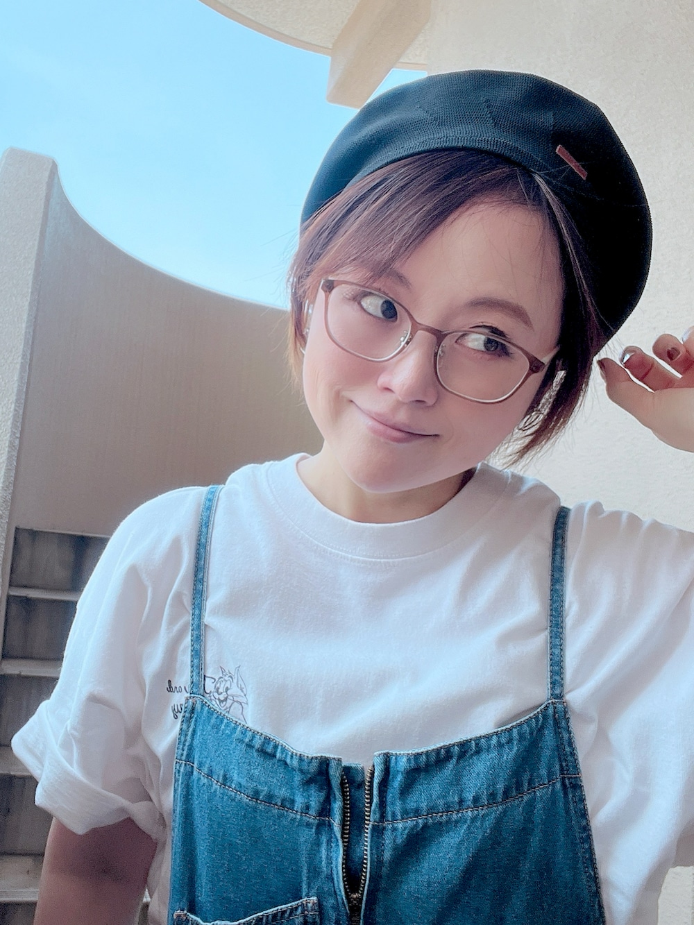 「ベレー帽、Tシャツ、サロペット、グルカサンダル、夏コーデ、プチプラ」|「FREAK'S STOREの【WEB限定】TOM AND JERRY/トムとジェリー 別注線画プリントTシャツ/アニメプリント(Tシャツ/カットソー、ホワイト系)」を使った、akocoa♩¨̮·͜· ︎︎ ︎︎さん(レディース・153cm)の夏コーディネートの2枚目の写真