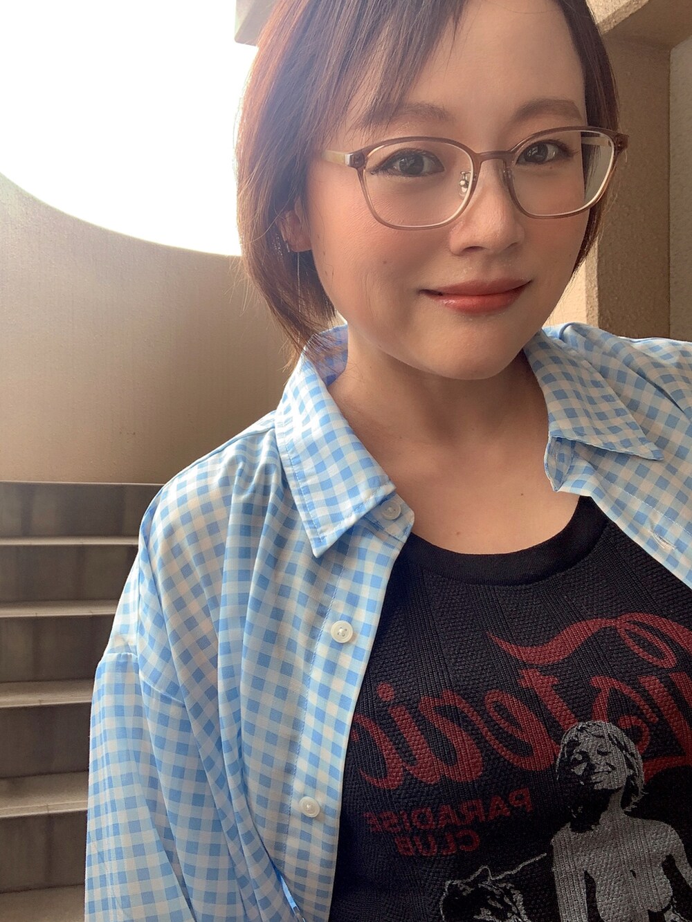 ブラック系のタンクトップ、ブルー系のシャツ/ブラウス、ブルー系のデニムパンツを着用したレディースの夏コーディネートの3枚目の写真