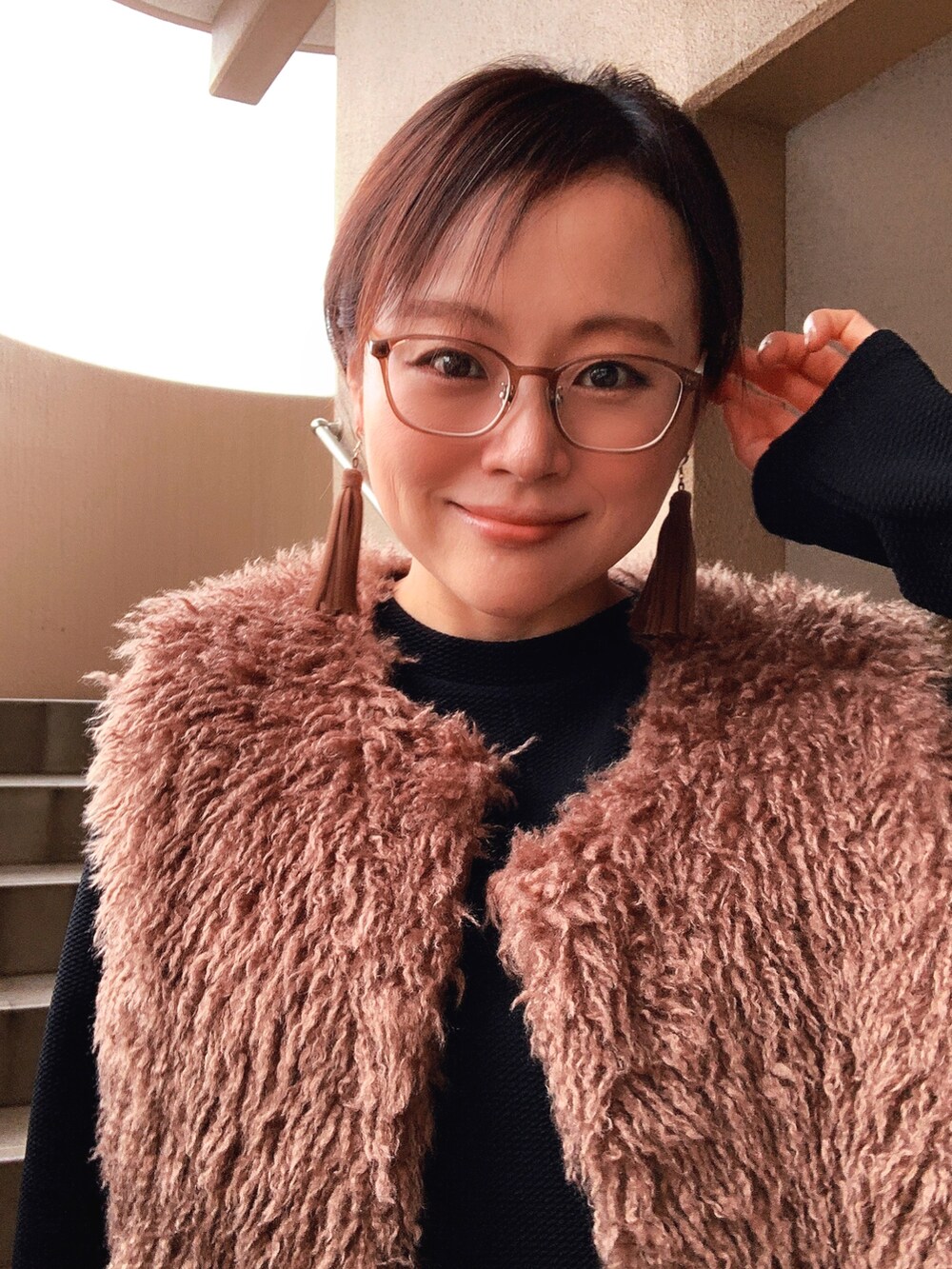 ブラック系のワンピース/ドレス、ブラウン系のベスト、ブラック系のブーツを着用したレディースの秋コーディネートの2枚目の写真