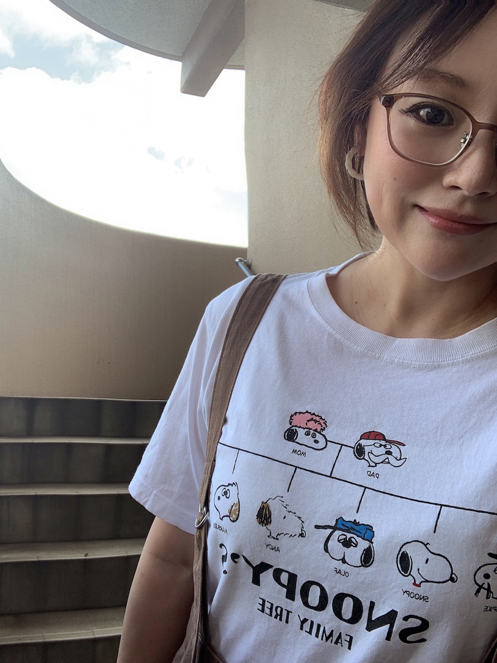 ホワイト系のTシャツ/カットソー、ブラウン系のその他パンツ、ホワイト系のサンダルを着用したレディースの夏コーディネートの3枚目の写真