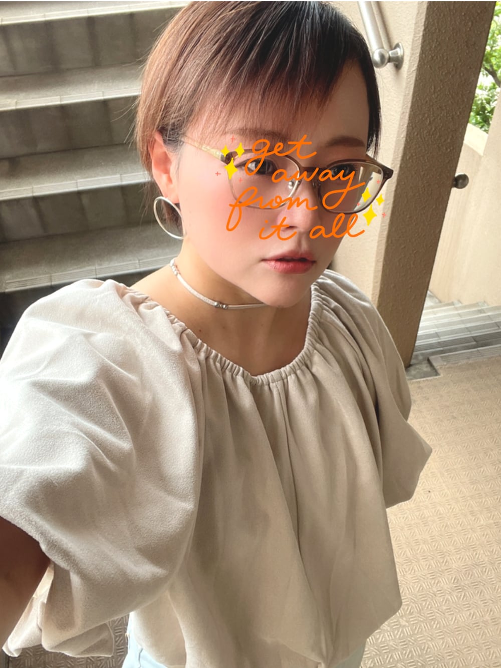 ベージュ系のシャツ/ブラウス、ブルー系のデニムパンツ、ホワイト系のネックレスを着用したレディースの夏コーディネートの2枚目の写真