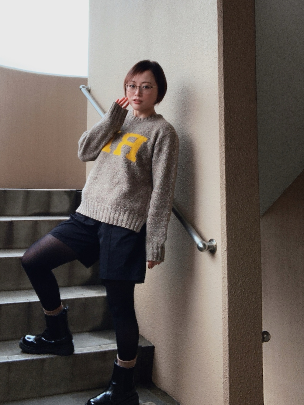 「ニット、ブーツ、ショートパンツ、低身長、アラフィフ、メガネ女子、おしゃれさんと繋がりたい」｜「POLO RALPH LAURENのPolo Ralph Lauren ロゴニット（ニット/セーター、ベージュ系）」を使った、akocoa♩¨̮·͜· ︎︎ ︎︎さん（レディース・153cm）の春コーディネートの2枚目の写真