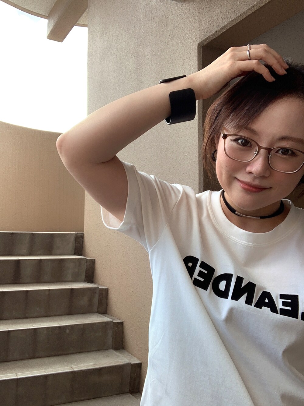 ホワイト系のTシャツ/カットソー、ブルー系のデニムパンツ、ホワイト系のスニーカーを着用したレディースの夏コーディネートの2枚目の写真