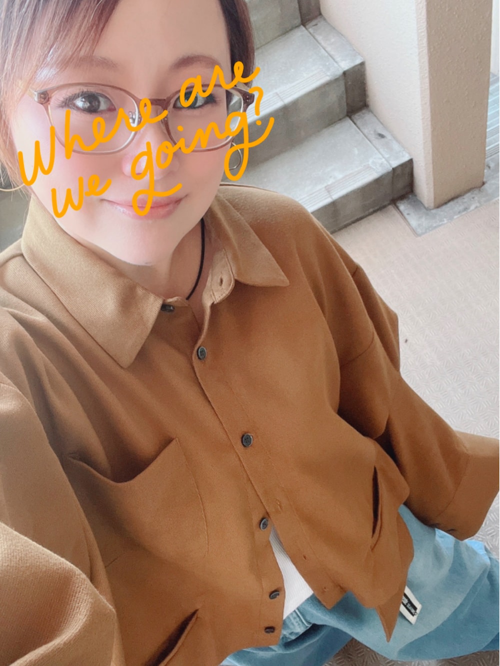 イエロー系のシャツ/ブラウス、ブルー系のデニムパンツ、ホワイト系のタンクトップを着用したレディースの秋コーディネートの4枚目の写真