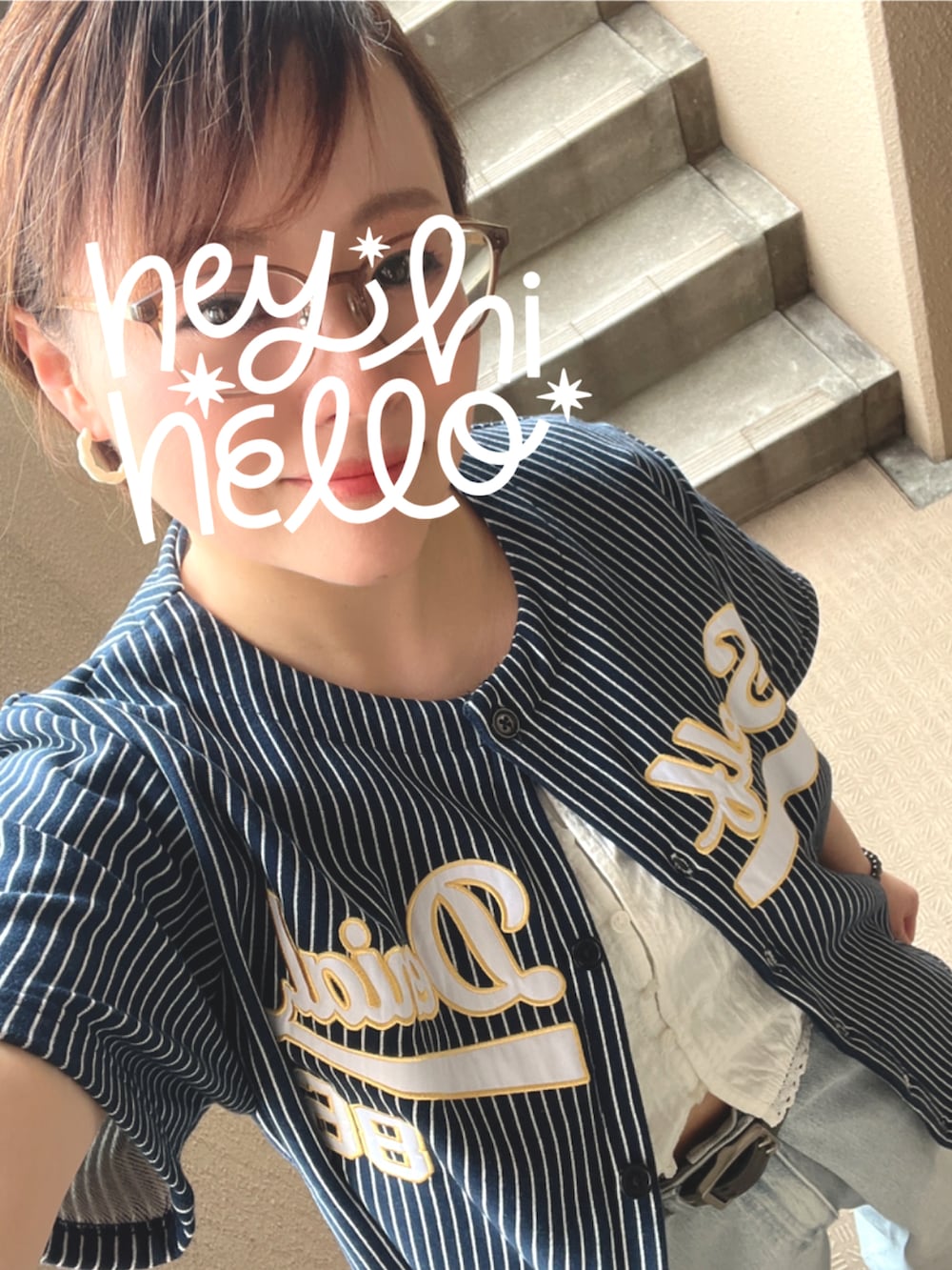 ブラック系のスニーカー、ホワイト系のシャツ/ブラウス、ブルー系のTシャツ/カットソーを着用したレディースの夏コーディネートの2枚目の写真