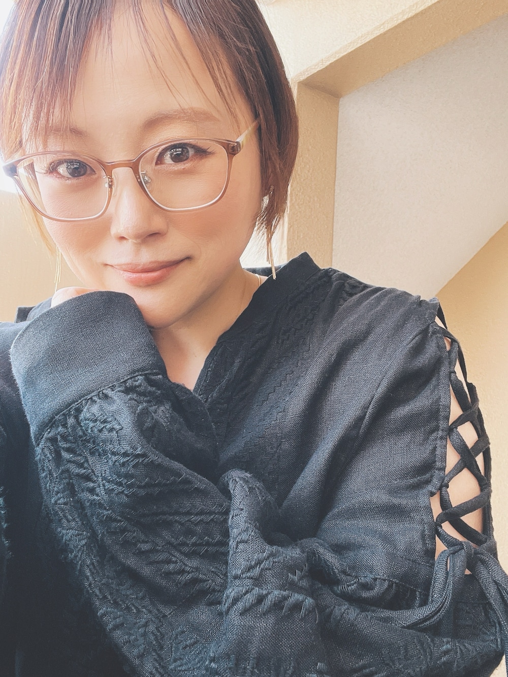 「大人カジュアル、デニム、ブラウス、休日スタイル、低身長、アラフィフ、メガネ女子、おしゃれさんと繋がりたい、きれいめカジュアル」｜「Ungridのコットンデザインエンブロイダリーブラウス（シャツ/ブラウス、ブラック系）」を使った、akocoa♩¨̮·͜· ︎︎ ︎︎さん（レディース・153cm）の夏コーディネートの2枚目の写真