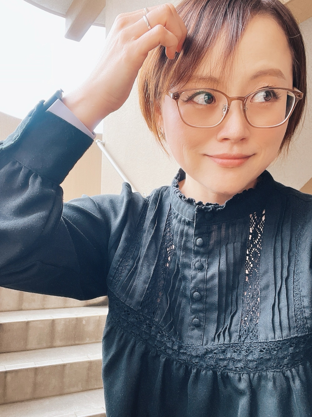 「モノトーン、お仕事コーデ、パンツスタイル、ブーツ、低身長、アラフィフ、メガネ女子、おしゃれさんと繋がりたい」｜「JEANASISのUSED チノ タックワイドパンツ（チノパンツ、ベージュ系）」を使った、akocoa♩¨̮·͜· ︎︎ ︎︎さん（レディース・153cm）の春コーディネートの2枚目の写真