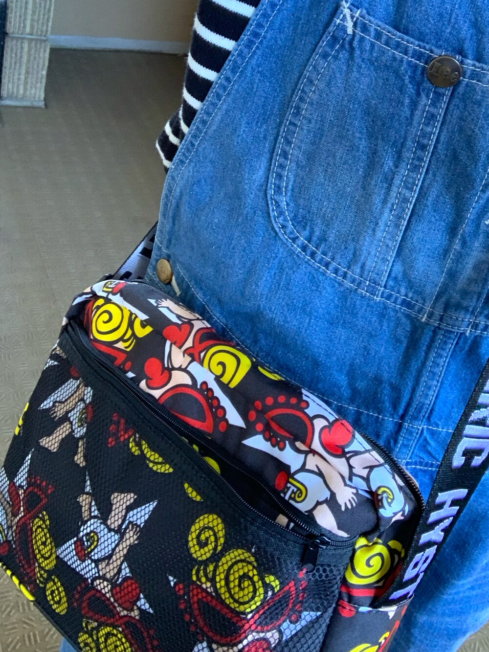 ブルー系のサロペット/オーバーオール、ブラック系のニット/セーター、ブラック系のスニーカーを着用したレディースの春コーディネートの2枚目の写真