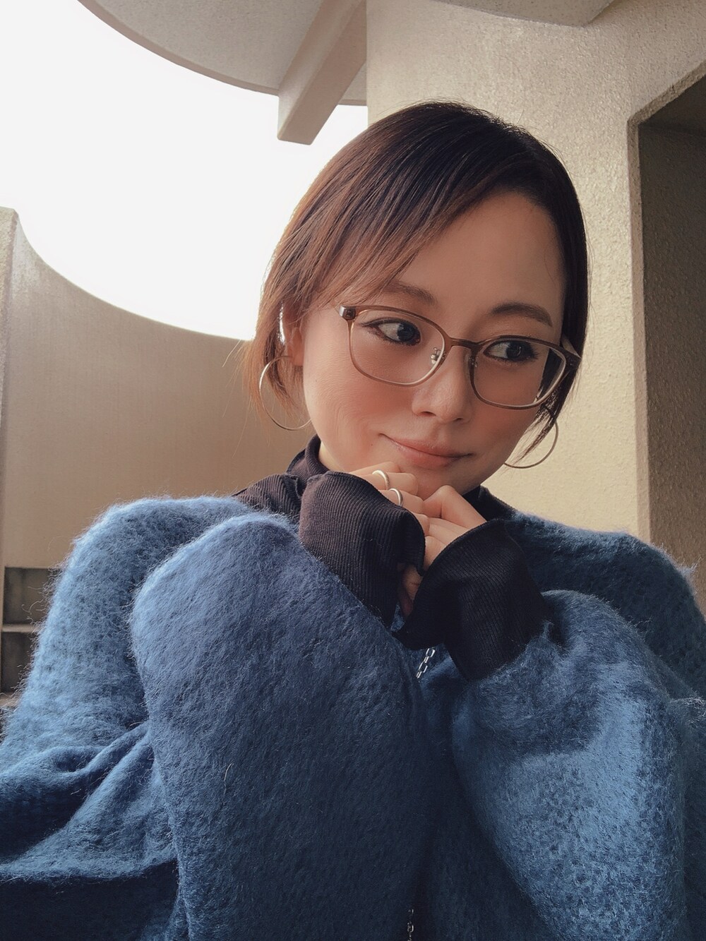 ブルー系のニット/セーター、ブラック系のTシャツ/カットソー、ブルー系のその他パンツを着用したレディースの冬コーディネートの2枚目の写真