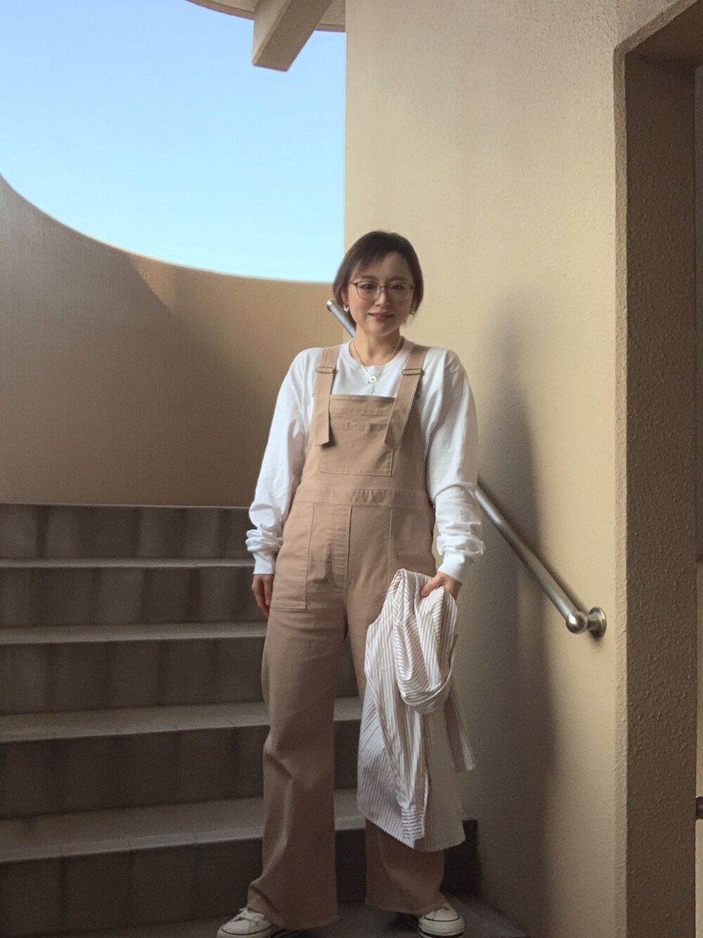 「淡色コーデ、きれいめカジュアル、コンバース、シャツスタイル、低身長、アラフィフ、メガネ女子、おしゃれさんと繋がりたい」｜「CREDONAのルーズサロペット（サロペット/オーバーオール、ベージュ系）」を使った、akocoa♩¨̮·͜· ︎︎ ︎︎さん（レディース・153cm）の春コーディネートの2枚目の写真
