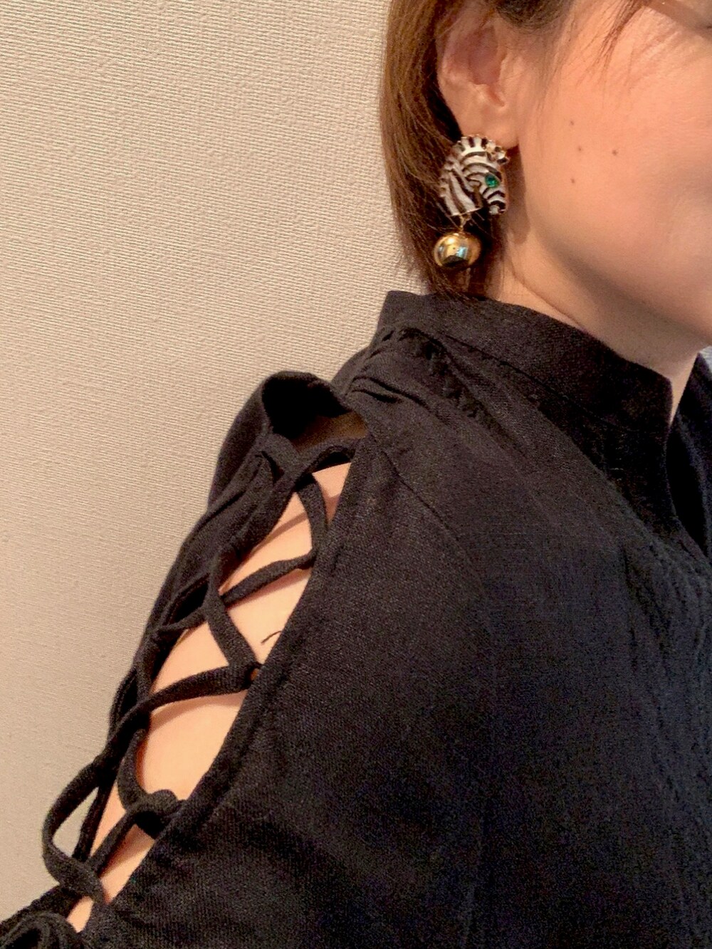 グリーン系のチノパンツ、ブラック系のシャツ/ブラウス、ブラック系のサンダルを着用したレディースの秋コーディネートの3枚目の写真