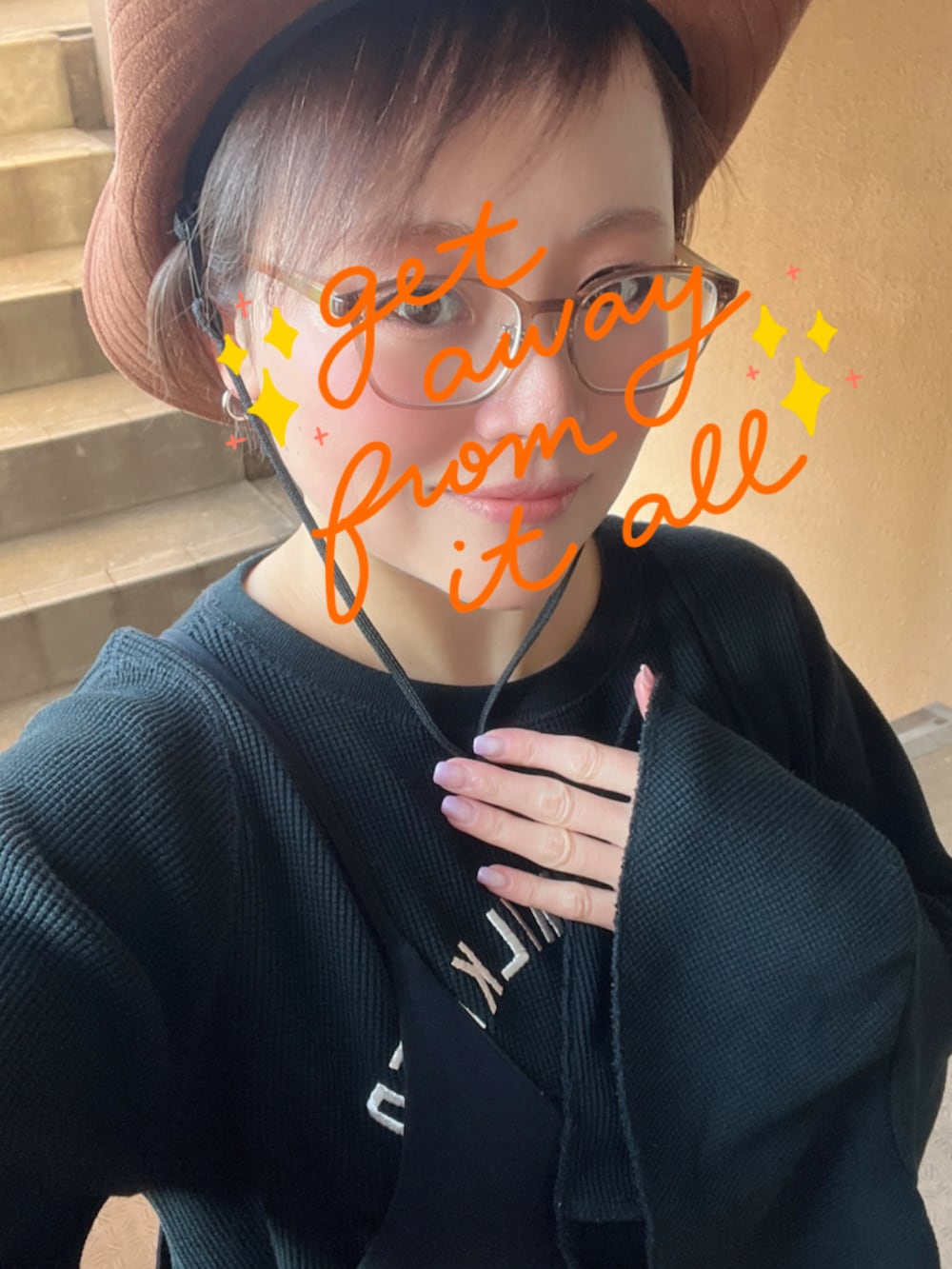 ブラック系のブーツ、ブラック系のTシャツ/カットソー、ブラック系のサロペット/オーバーオールを着用したレディースの春コーディネートの2枚目の写真