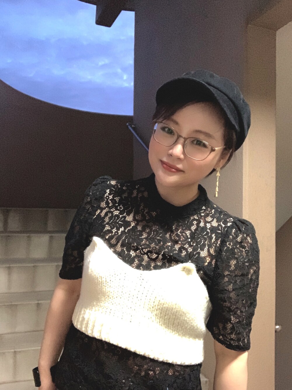 ブラック系のシャツ/ブラウス、ホワイト系のニット/セーター、ブルー系のデニムパンツを着用したレディースの秋コーディネートの2枚目の写真