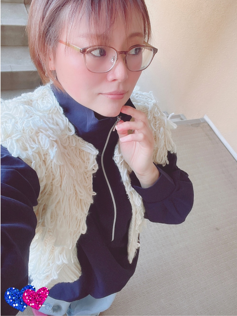 「レイヤードスタイル、デニム、スニーカー、ベスト、低身長、アラフィフ、メガネ女子、おしゃれさんと繋がりたい」｜「Ungridのループヤーンニットベスト（ベスト、ホワイト系）」を使った、akocoa♩¨̮·͜· ︎︎ ︎︎さん（レディース・153cm）の冬コーディネートの3枚目の写真