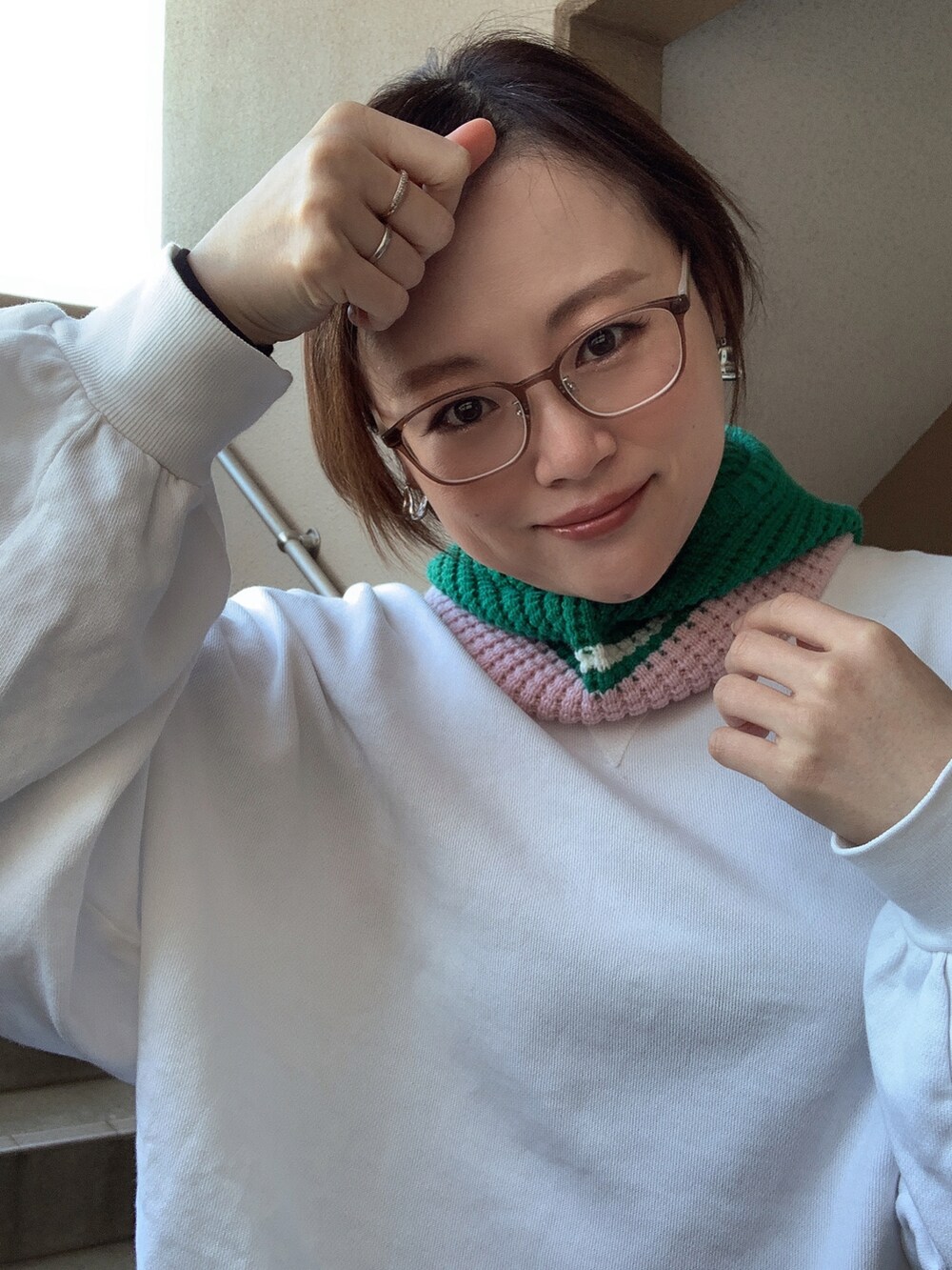 ホワイト系のスウェット、グリーン系のパンツ、ブラック系のブーツを着用したレディースの春コーディネートの3枚目の写真