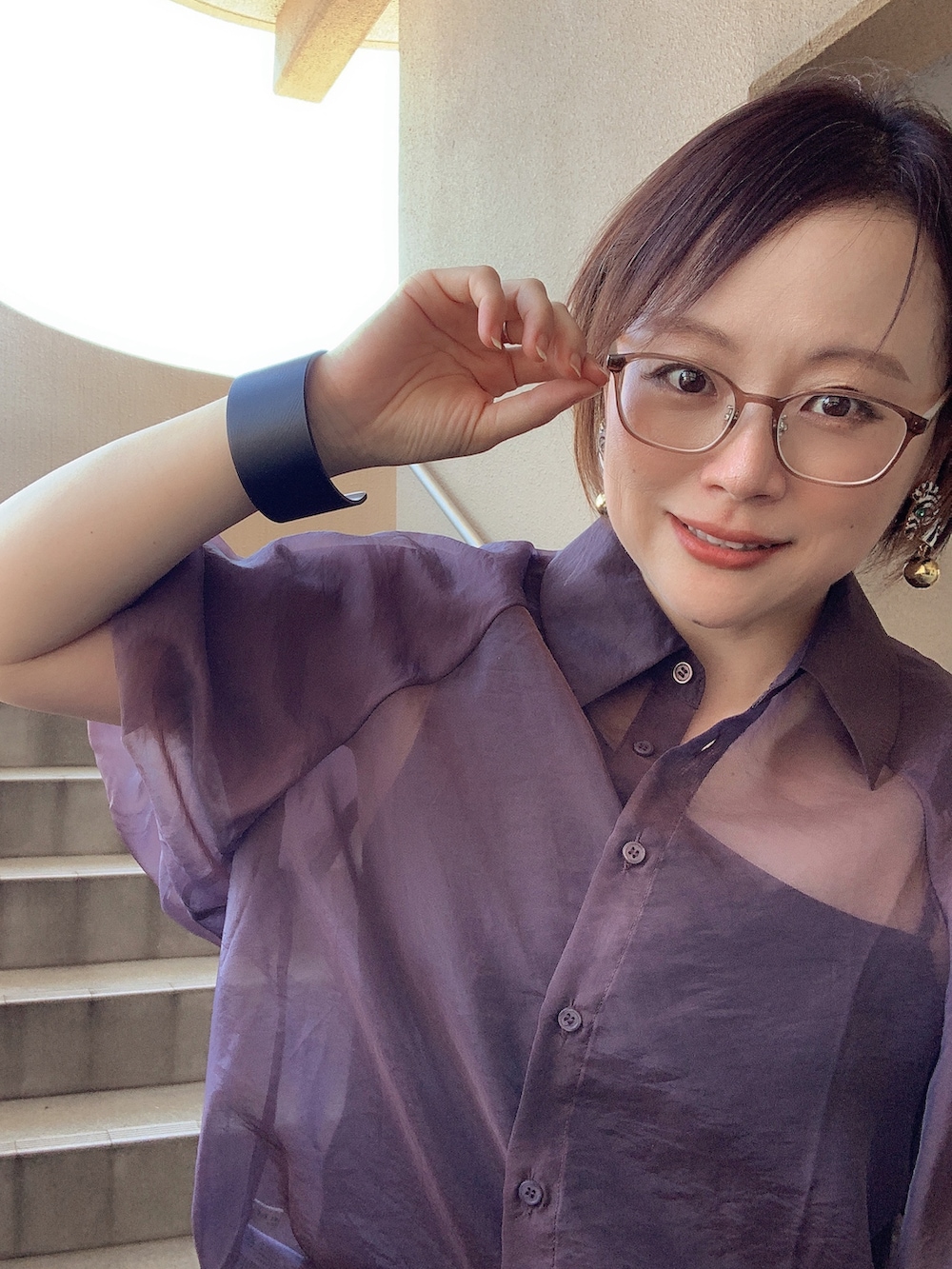 ブラック系のデニムパンツ、ブラウン系のシャツ/ブラウス、ブラック系のタンクトップを着用したレディースの秋コーディネートの3枚目の写真