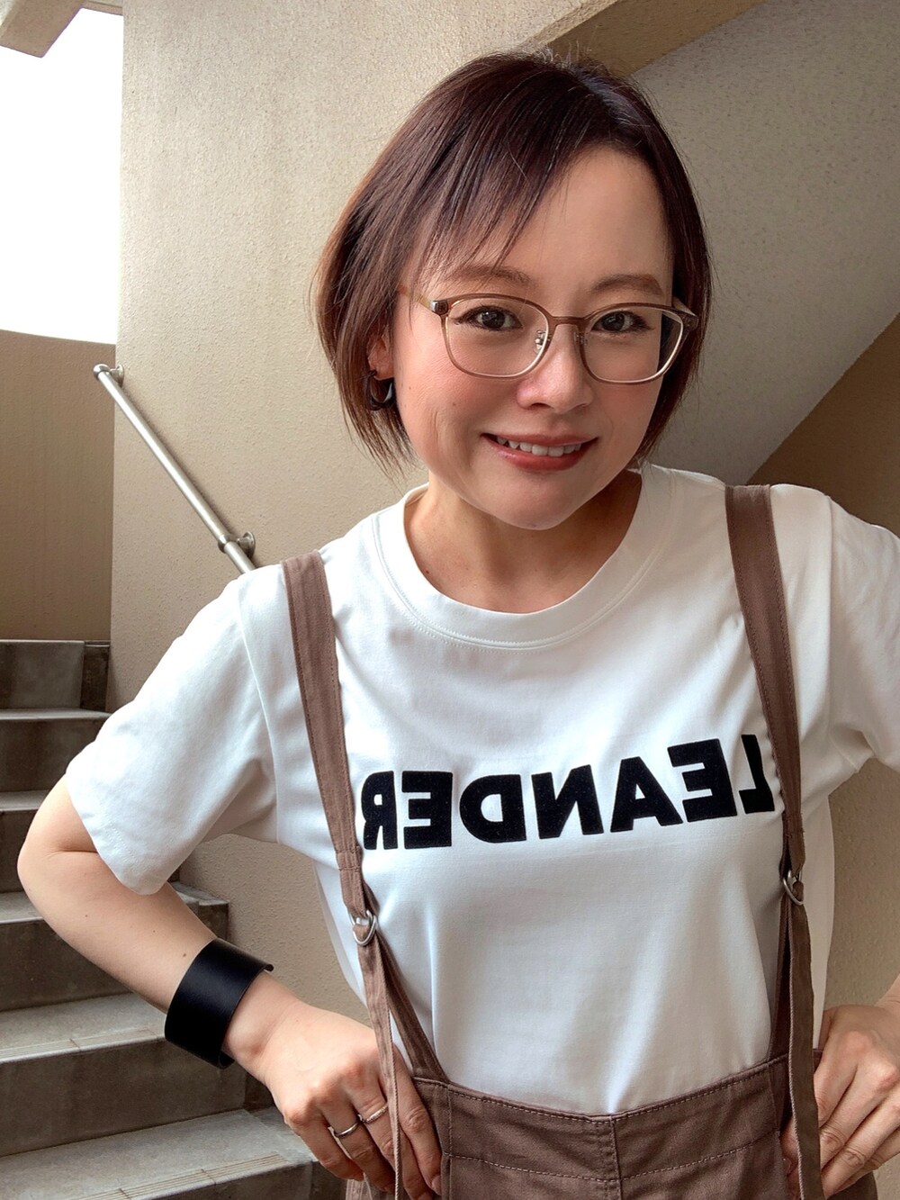 ホワイト系のTシャツ/カットソー、ホワイト系のサンダル、ブラウン系のその他パンツを着用したレディースの夏コーディネートの3枚目の写真