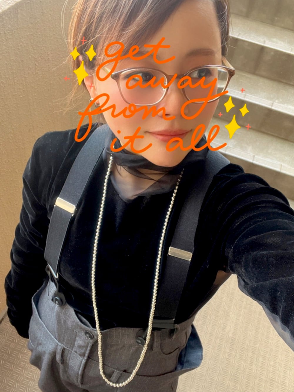 ブラック系のダッフルコート、ブラック系のスニーカー、ブラック系のTシャツ/カットソーを着用したレディースの春コーディネートの2枚目の写真