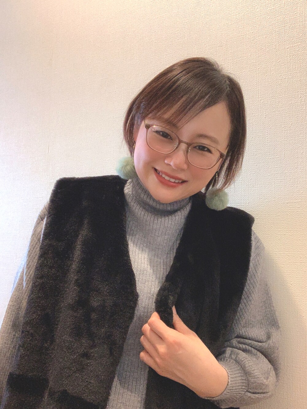 ブラック系のミリタリージャケット、グレー系のニット/セーター、グリーン系のその他パンツを着用したレディースの冬コーディネートの2枚目の写真