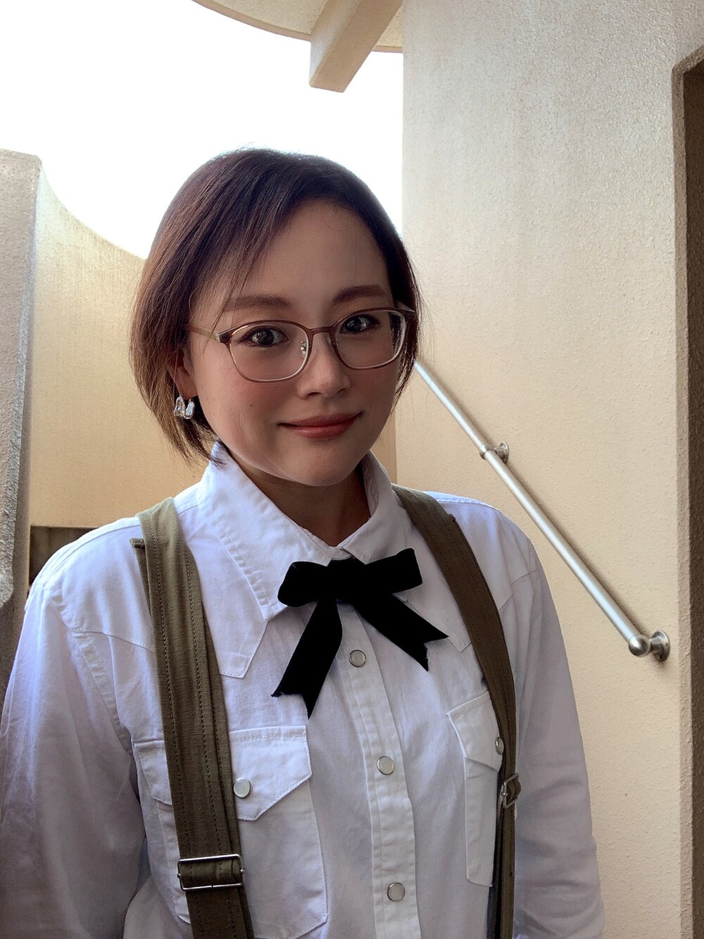 「サロペット、カラーパンツ、デニム、低身長、アラフィフ、メガネ女子、おしゃれさんと繋がりたい」｜「FUNALIVEの6.5オンス薄手デニム7分袖ウエスタンシャツ（シャツ/ブラウス、ホワイト系）」を使った、akocoa♩¨̮·͜· ︎︎ ︎︎さん（レディース・153cm）の春コーディネートの2枚目の写真