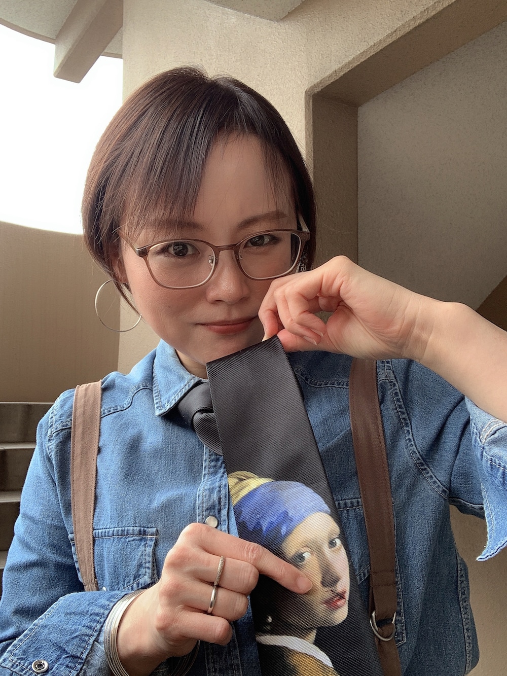 ブルー系のシャツ/ブラウス、ブラウン系のその他パンツ、ブラック系のブーツを着用したレディースの秋コーディネートの2枚目の写真