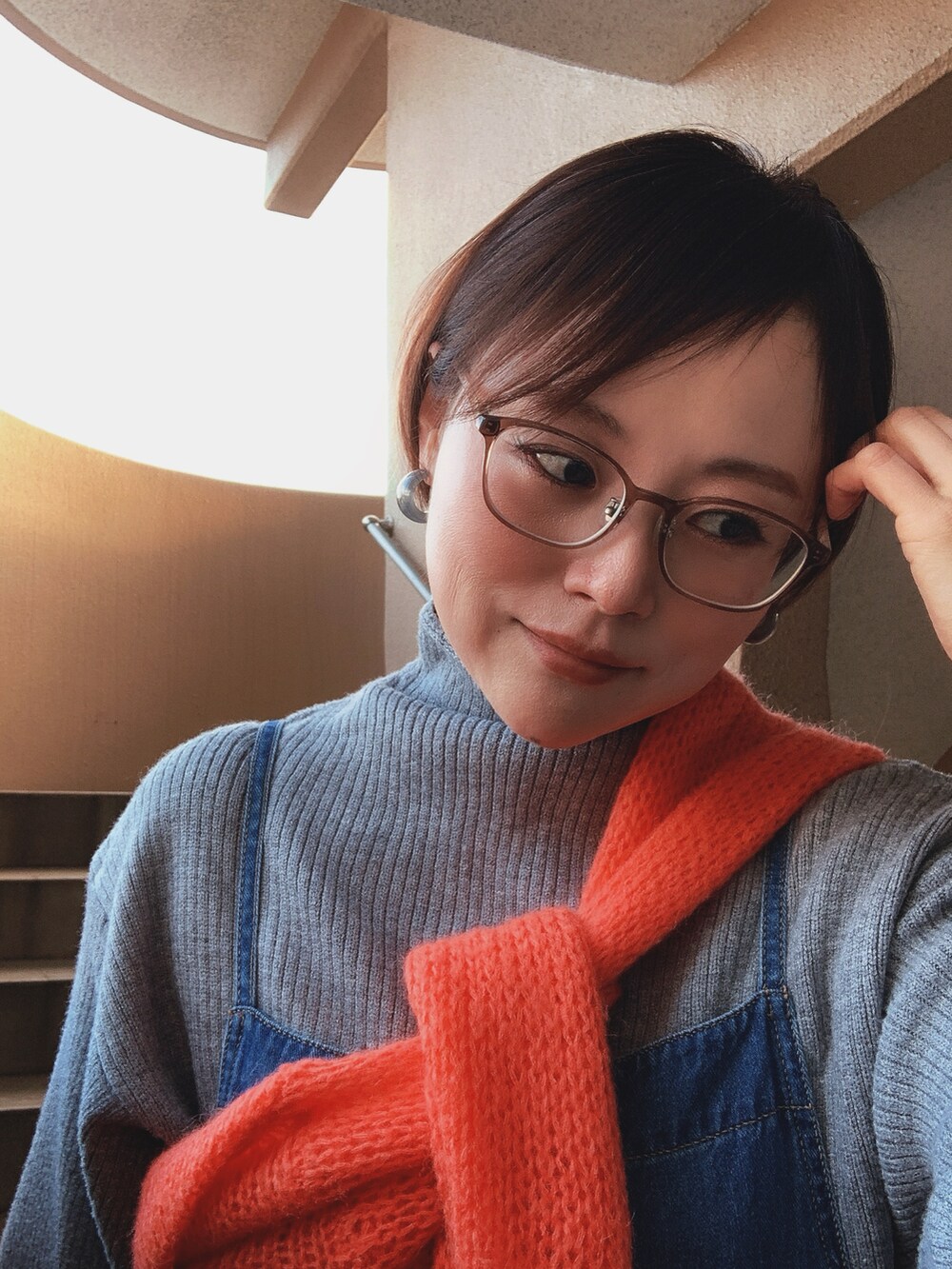 「ニット、サロペット、デニム、スニーカー、コンバース、古着MIX、低身長、アラフィフ、メガネ女子、おしゃれさんと繋がりたい、スウィーツ同盟会」｜「gossip！ロサンゼルスのハイネックボリュームスリーブニット（ニット/セーター、グレー系）」を使った、akocoa♩¨̮·͜· ︎︎ ︎︎さん（レディース・153cm）の冬コーディネートの3枚目の写真