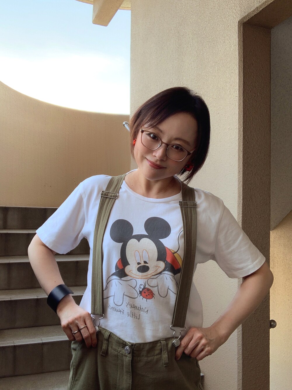 「サロペット、Tシャツ、厚底サンダル、低身長、アラフィフ、メガネ女子、おしゃれさんと繋がりたい、スウィーツ同盟会、ずり落ち族、秋服準備はじめました、古着MIX、休日スタイル」｜「DisneyのUSED Mickey Tシャツ セカスト半額SALEで450円♩¨̮（Tシャツ/カットソー、ホワイト系）」を使った、akocoa♩¨̮·͜· ︎︎ ︎︎さん（レディース・153cm）の秋コーディネートの3枚目の写真
