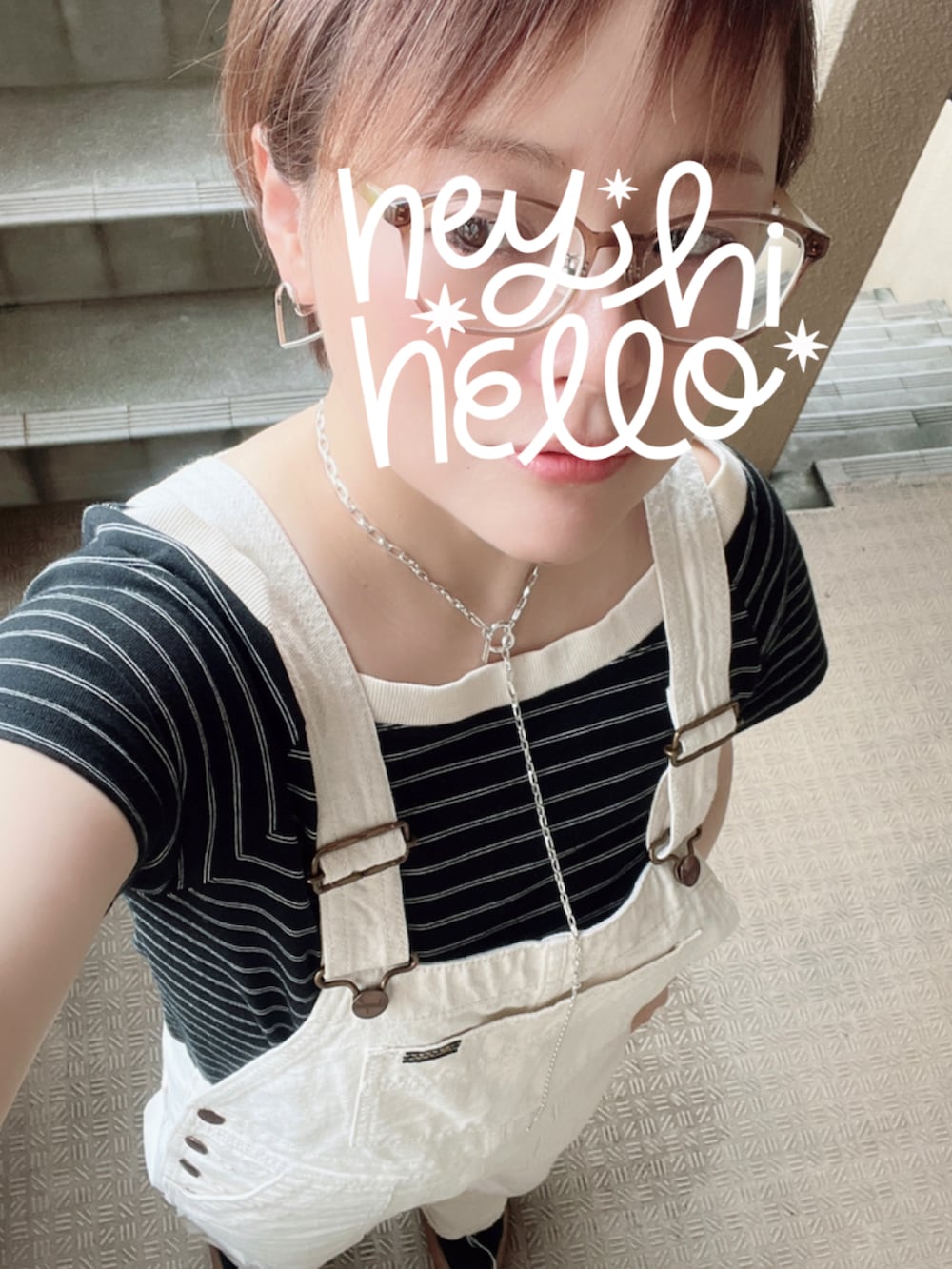 ブラック系のTシャツ/カットソー、ベージュ系のサロペット/オーバーオール、シルバー系のネックレスを着用したレディースの秋コーディネートの2枚目の写真