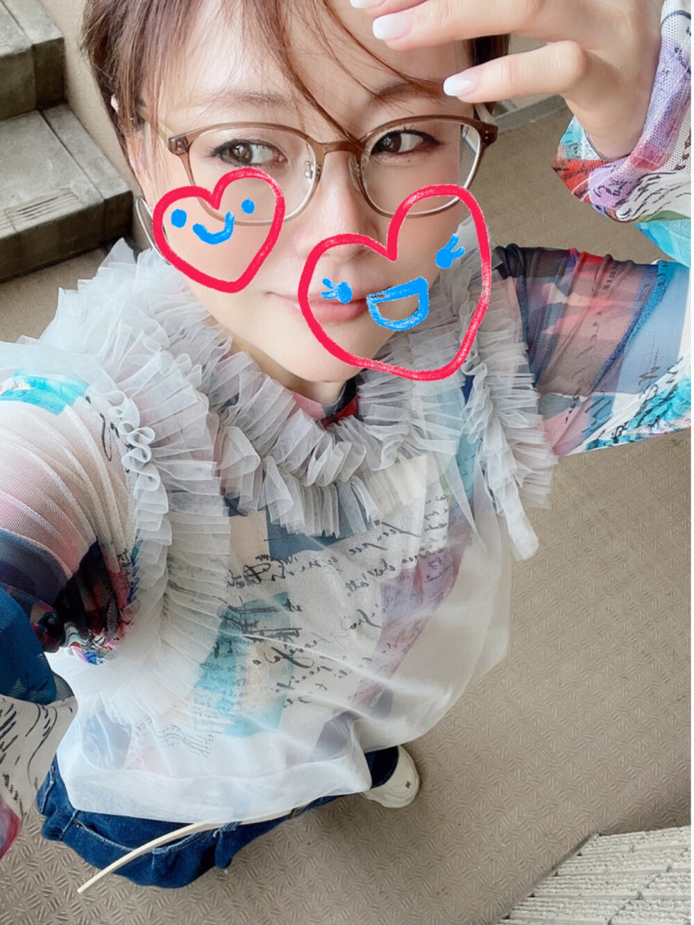 ホワイト系のその他トップス、その他のTシャツ/カットソー、ブルー系のデニムパンツを着用したレディースの夏コーディネートの2枚目の写真