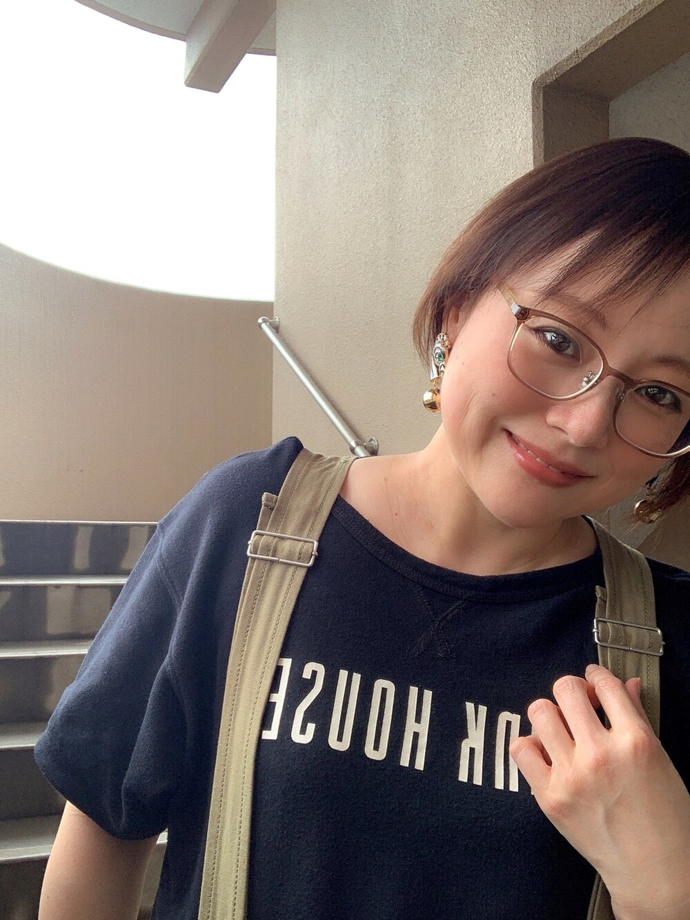 グリーン系のサロペット/オーバーオール、ブラック系のスウェット、グレー系のスニーカーを着用したレディースの夏コーディネートの2枚目の写真