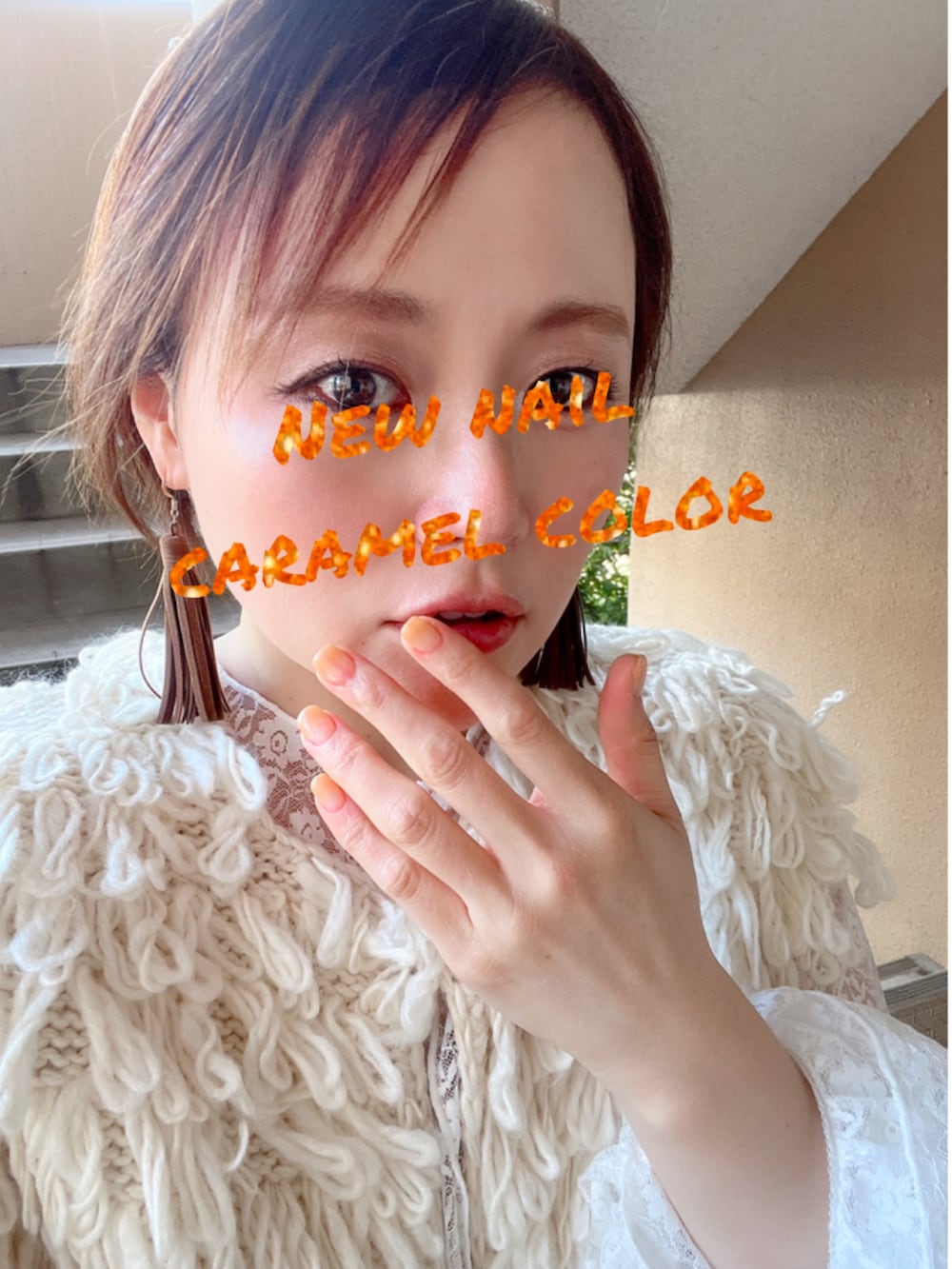 ホワイト系のTシャツ/カットソー、ブルー系のデニムパンツ、ホワイト系のベストを着用したレディースの秋コーディネートの3枚目の写真