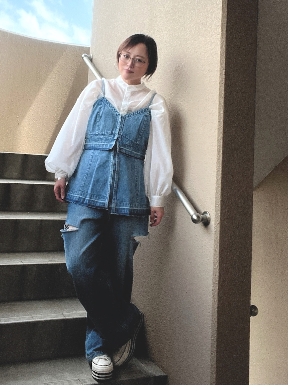 「休日スタイル、デニム、トートバッグ、スニーカー、低身長、アラフィフ、メガネ女子、おしゃれさんと繋がりたい、スウィーツ同盟会、ブラウス」|「moment+のスタンドカラーボリュームスリーブシアーシャツ(シャツ/ブラウス、ホワイト系)」を使った、akocoa♩¨̮·͜· ︎︎ ︎︎さん(レディース・153cm)の春コーディネートの3枚目の写真