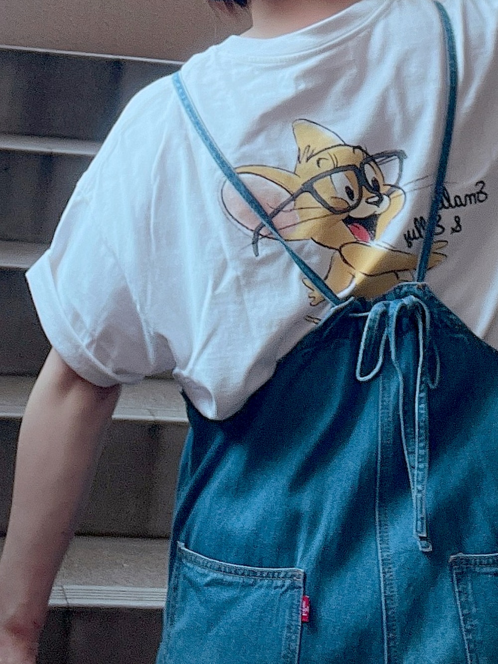 「ベレー帽、Tシャツ、サロペット、グルカサンダル、夏コーデ、プチプラ」|「FREAK'S STOREの【WEB限定】TOM AND JERRY/トムとジェリー 別注線画プリントTシャツ/アニメプリント(Tシャツ/カットソー、ホワイト系)」を使った、akocoa♩¨̮·͜· ︎︎ ︎︎さん(レディース・153cm)の夏コーディネートの3枚目の写真