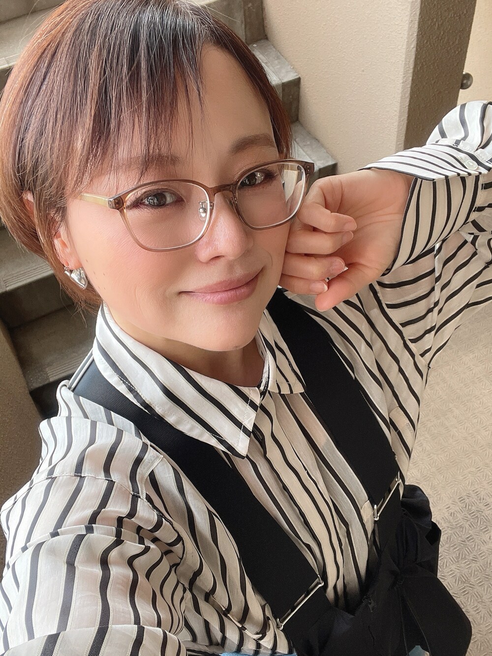 「デニム、休日スタイル、ブラウス、ベスト、レイヤードスタイル、低身長、アラフィフ、メガネ女子、おしゃれさんと繋がりたい、スウィーツ同盟会」｜「hunchのドビーストライプシャツ（シャツ/ブラウス、ホワイト系）」を使った、akocoa♩¨̮·͜· ︎︎ ︎︎さん（レディース・153cm）の春コーディネートの2枚目の写真