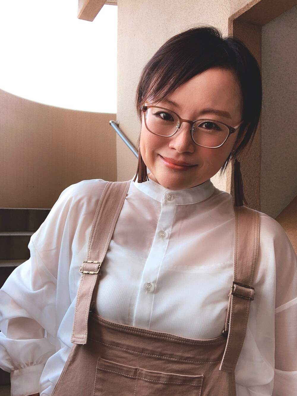 「秋服まるっと大公開、サロペット、ベージュ、シンプルコーデ、コンバース、スニーカー、低身長、アラフィフ、メガネ女子、おしゃれさんと繋がりたい、スウィーツ同盟会」｜「moment+のスタンドカラーボリュームスリーブシアーシャツ（シャツ/ブラウス、ホワイト系）」を使った、akocoa♩¨̮·͜· ︎︎ ︎︎さん（レディース・153cm）の秋コーディネートの2枚目の写真