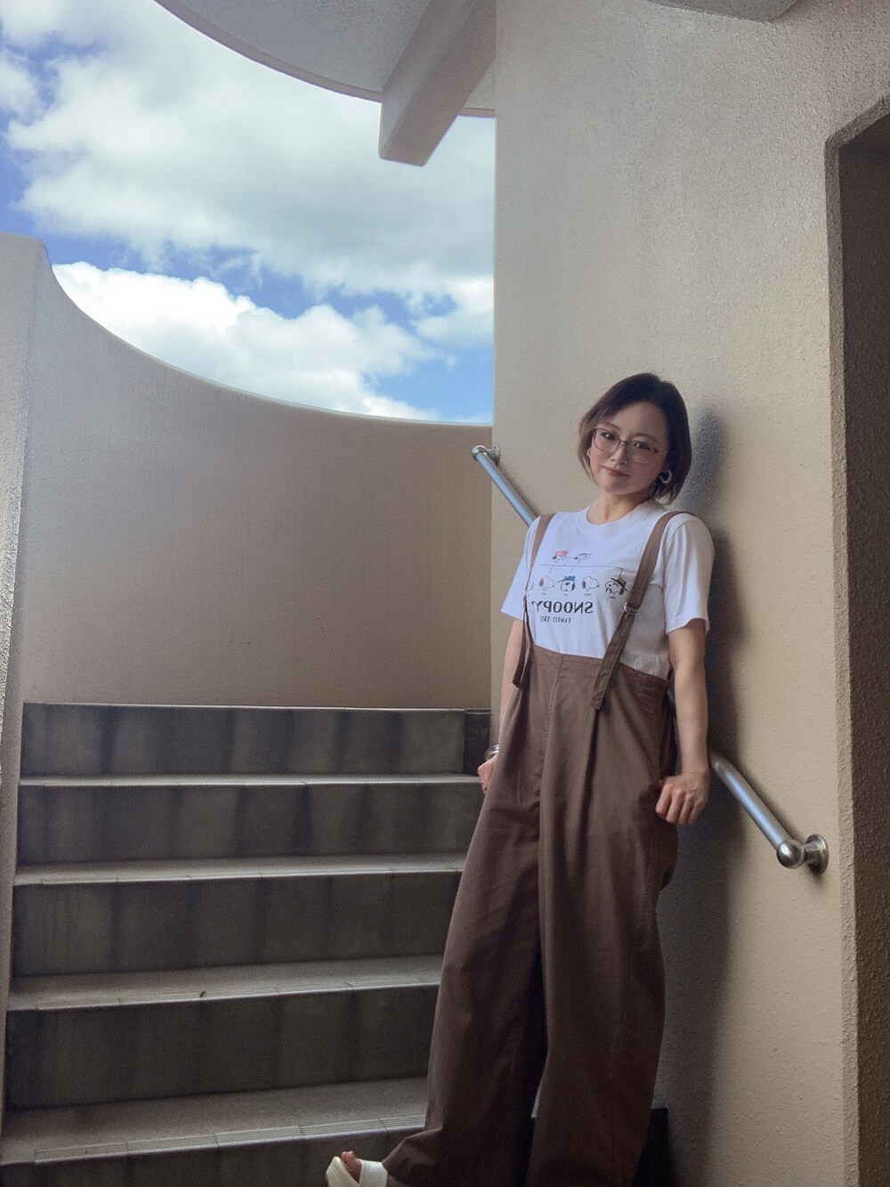 ホワイト系のTシャツ/カットソー、ブラウン系のその他パンツ、ホワイト系のサンダルを着用したレディースの夏コーディネートの2枚目の写真