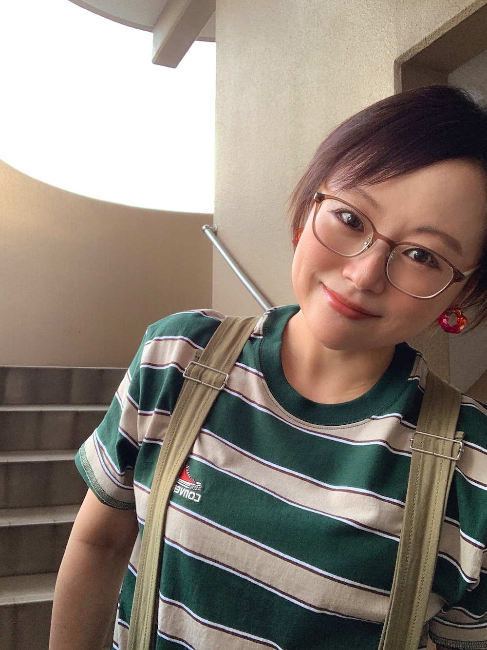 「休日スタイル、古着MIX、スニーカー、サロペット、コンバース、低身長、アラフィフ、メガネ女子、おしゃれさんと繋がりたい、ずり落ち族、秋服まるっと大公開、靴下オタク」｜「CONVERSEの【CONVERSE】プリントＴシャツ（Tシャツ/カットソー、グリーン系）」を使った、akocoa♩¨̮·͜· ︎︎ ︎︎さん（レディース・153cm）の秋コーディネートの2枚目の写真
