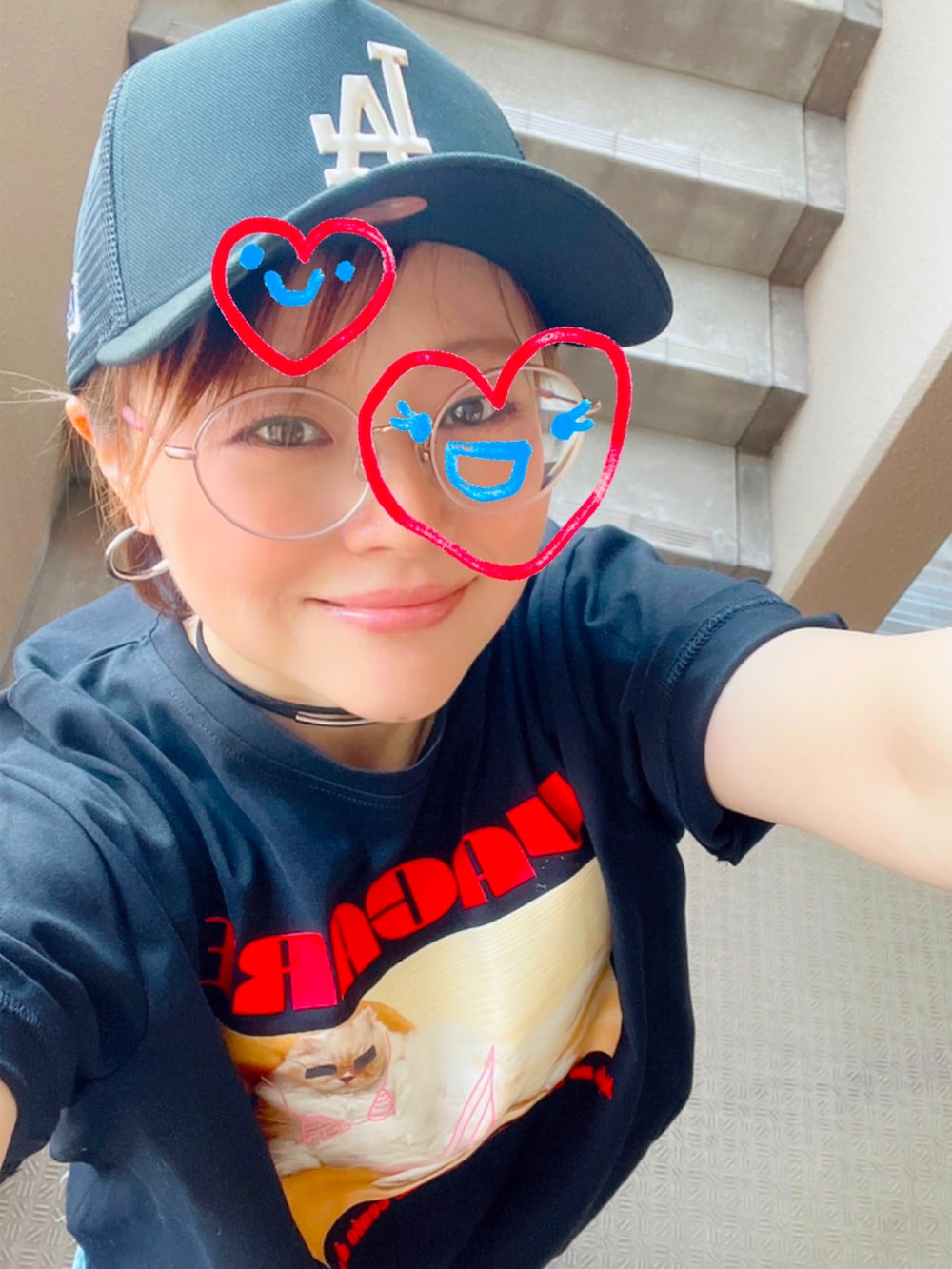 「最近のいい感じコーデ、Tシャツ、デニム、スニーカー、キャップ、低身長、アラフィフ、メガネ女子、おしゃれさんと繋がりたい、やっぱり帽子が好き」|「TEEN BOOPのCATフォトTee(Tシャツ/カットソー、ブラック系)」を使った、akocoa♩¨̮·͜· ︎︎ ︎︎さん(レディース・153cm)の春コーディネートの2枚目の写真