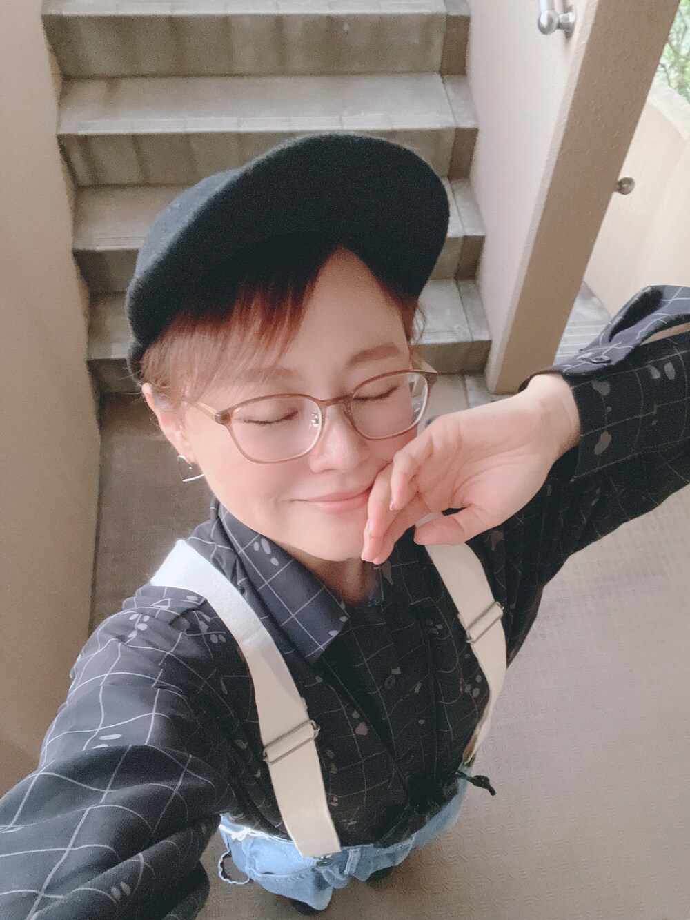 ブラック系のシャツ/ブラウス、ブルー系のサロペット/オーバーオール、ブラック系のブーツを着用したレディースの秋コーディネートの2枚目の写真