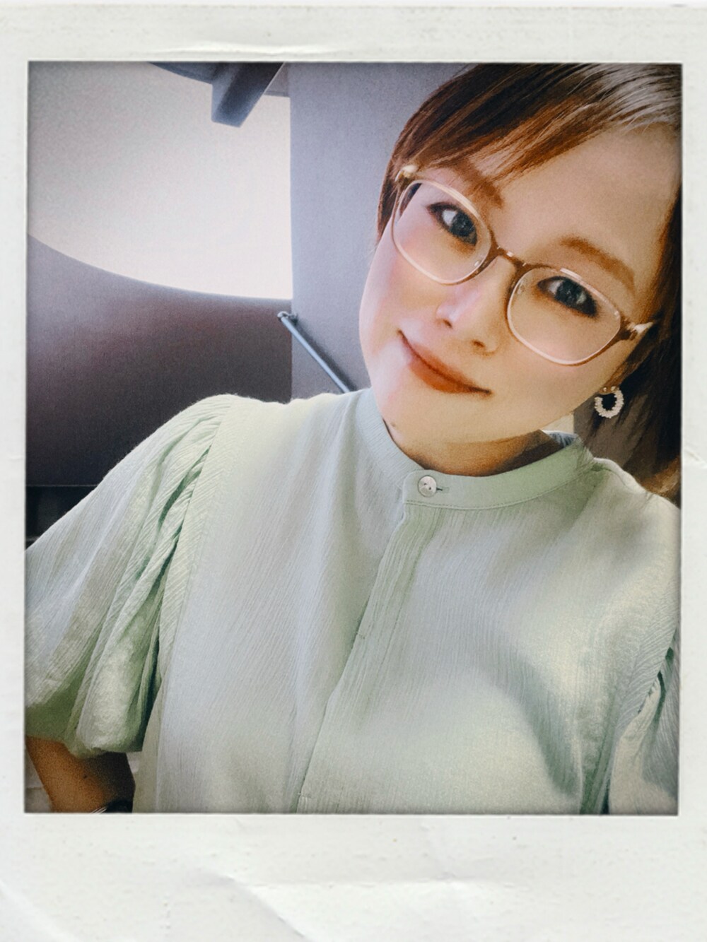 グリーン系のシャツ/ブラウス、ブルー系のデニムパンツ、ホワイト系のシューズを着用したレディースの春コーディネートの2枚目の写真