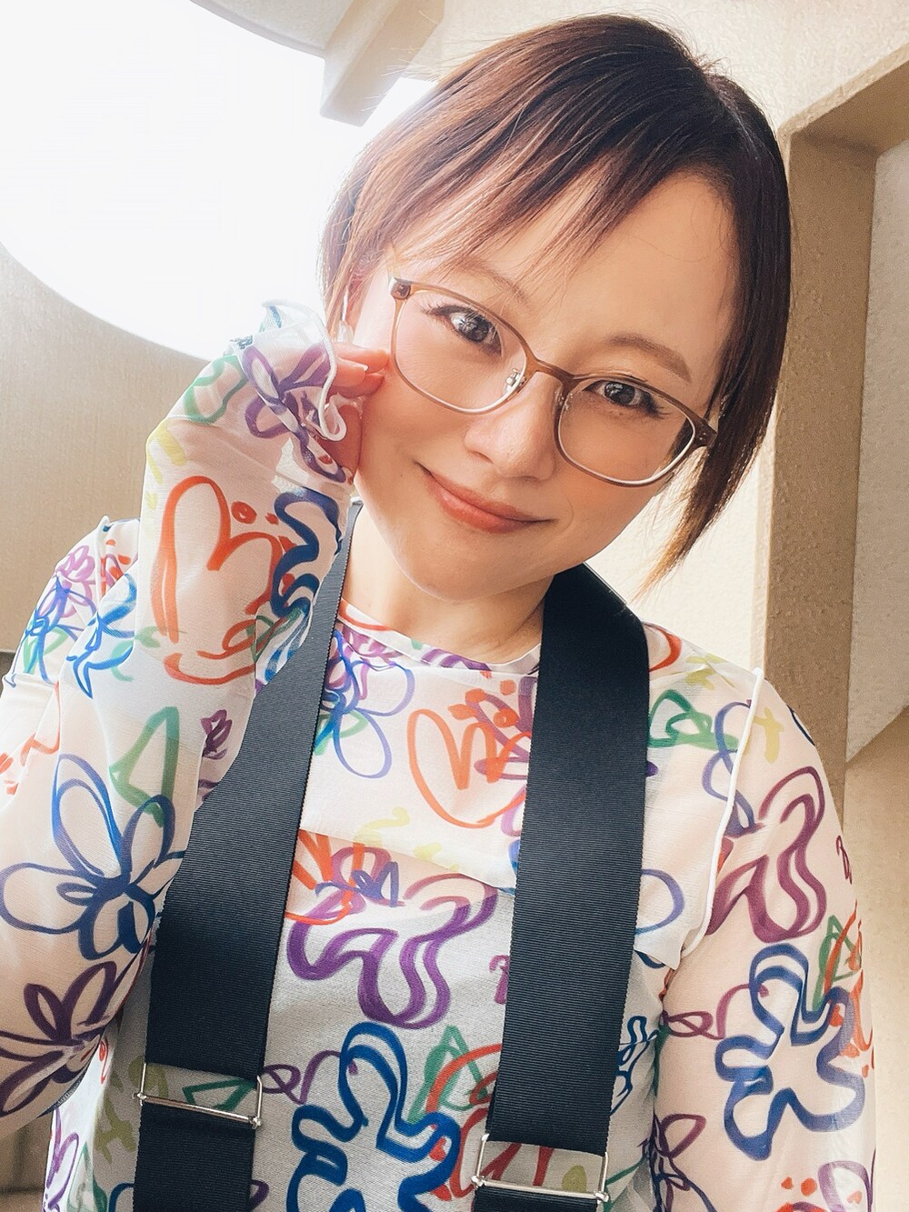「シアートップス、デニム、ベスト、レイヤードスタイル、サンダル、低身長、アラフィフ、メガネ女子、おしゃれさんと繋がりたい」｜「HELLO.SANFRANCISCOの【HELLO.SANFRANCISCO/ハローサンフランシスコ】ハンドペイントプリントシアーTEE（Tシャツ/カットソー、ホワイト系）」を使った、akocoa♩¨̮·͜· ︎︎ ︎︎さん（レディース・153cm）の春コーディネートの3枚目の写真