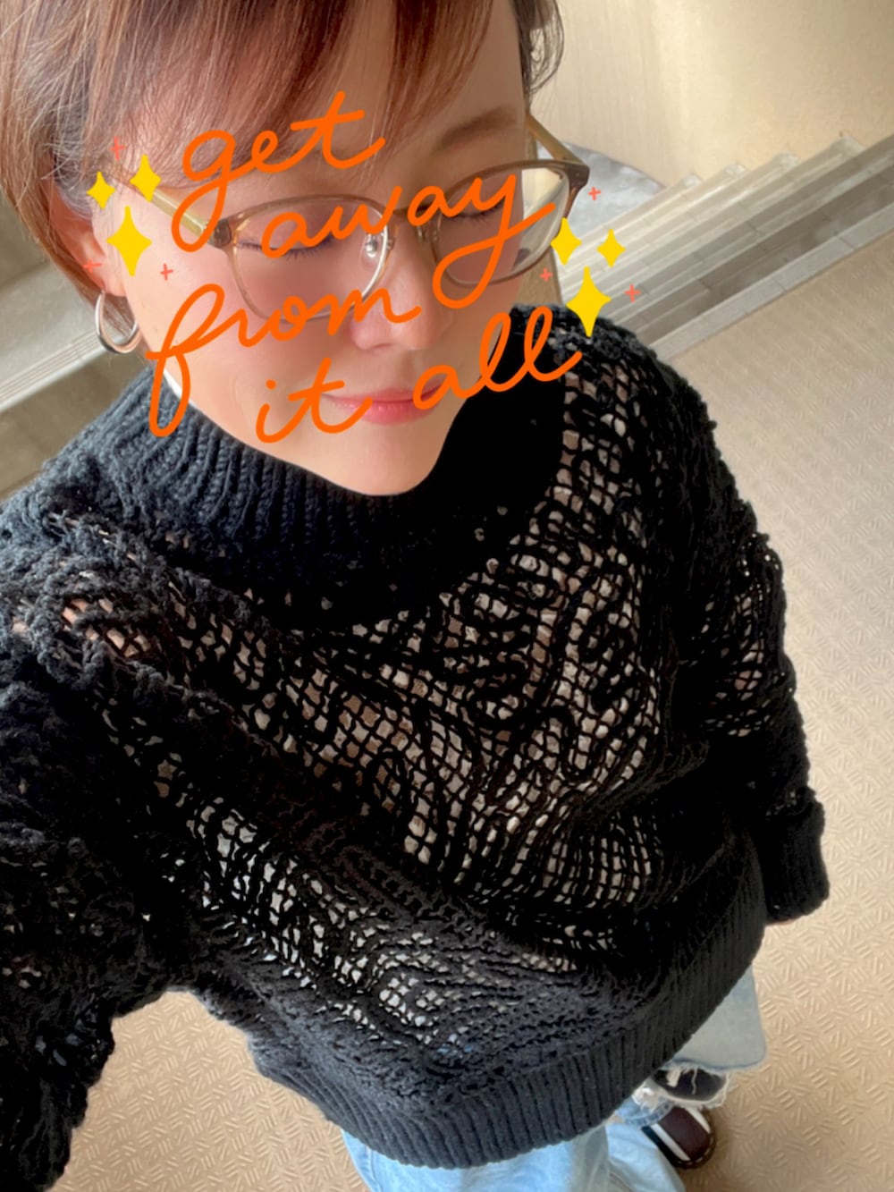 ブラック系のニット/セーター、ブルー系のデニムパンツ、ホワイト系のその他トップスを着用したレディースの冬コーディネートの2枚目の写真