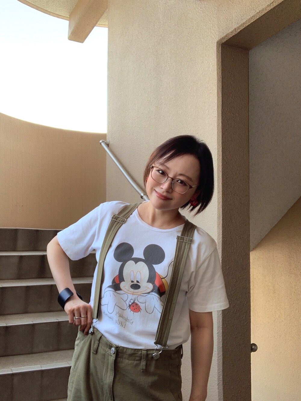 「サロペット、Tシャツ、厚底サンダル、低身長、アラフィフ、メガネ女子、おしゃれさんと繋がりたい、スウィーツ同盟会、ずり落ち族、秋服準備はじめました、古着MIX、休日スタイル」｜「DisneyのUSED Mickey Tシャツ セカスト半額SALEで450円♩¨̮（Tシャツ/カットソー、ホワイト系）」を使った、akocoa♩¨̮·͜· ︎︎ ︎︎さん（レディース・153cm）の秋コーディネートの2枚目の写真