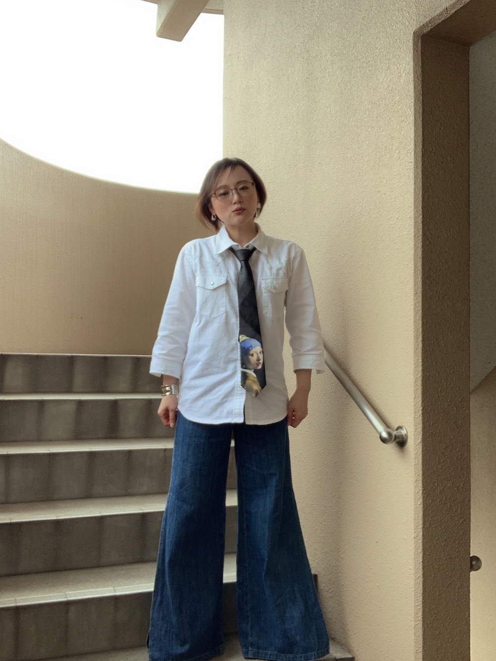 「メンズライク、シャツスタイル、デニム、ワイドパンツ、低身長、アラフィフ、メガネ女子、おしゃれさんと繋がりたい」｜「FUNALIVEの6.5オンス薄手デニム7分袖ウエスタンシャツ（シャツ/ブラウス、ホワイト系）」を使った、akocoa♩¨̮·͜· ︎︎ ︎︎さん（レディース・153cm）の春コーディネートの2枚目の写真