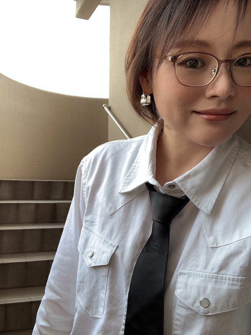 「メンズライク、シャツスタイル、デニム、ワイドパンツ、低身長、アラフィフ、メガネ女子、おしゃれさんと繋がりたい」｜「FUNALIVEの6.5オンス薄手デニム7分袖ウエスタンシャツ（シャツ/ブラウス、ホワイト系）」を使った、akocoa♩¨̮·͜· ︎︎ ︎︎さん（レディース・153cm）の春コーディネートの3枚目の写真