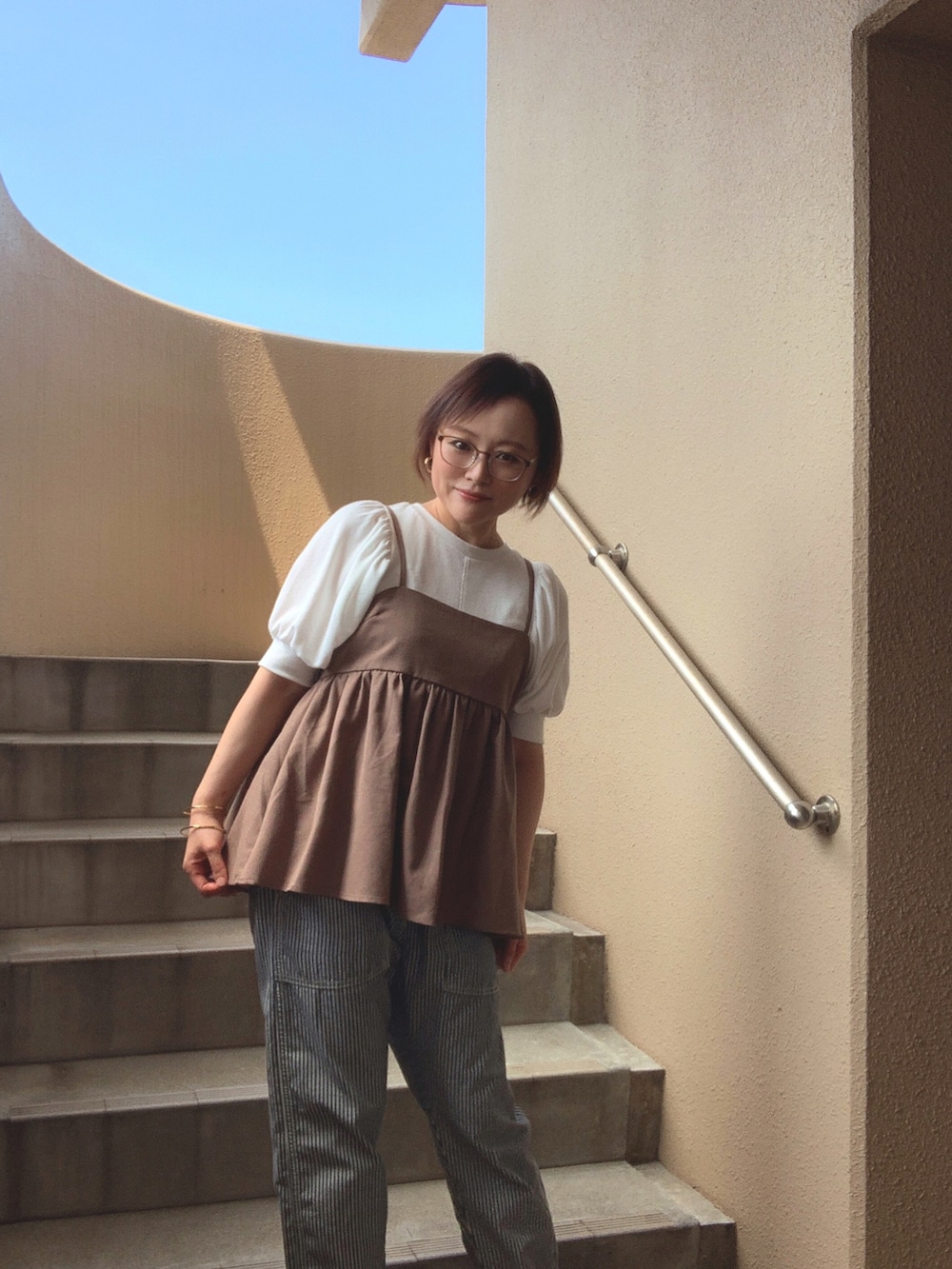 「夏コーデ、キャミソール、デニム、厚底サンダル、低身長、アラフィフ、メガネ女子、おしゃれさんと繋がりたい、スウィーツ同盟会」|「JUNOAHのリネン混キャミソールトップス(キャミソール、ブラウン系)」を使った、akocoa♩¨̮·͜· ︎︎ ︎︎さん(レディース・153cm)の夏コーディネートの3枚目の写真