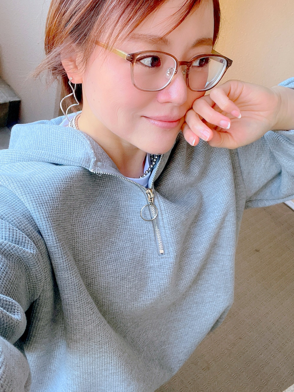 グレー系のセットアップ、ホワイト系のTシャツ/カットソー、ブルー系のデニムパンツを着用したレディースの冬コーディネートの3枚目の写真