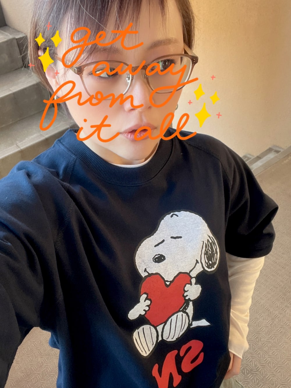 ブルー系のデニムパンツ、ブルー系のTシャツ/カットソー、ホワイト系のTシャツ/カットソーを着用したレディースの春コーディネートの2枚目の写真